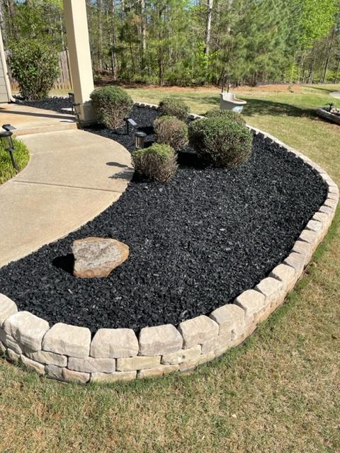 Rubber Mulch with Stone Borders | RubberMulchWarehouse.com