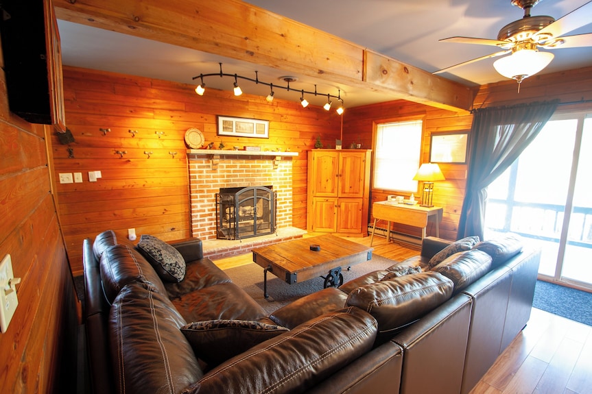 Rustic Cabin, the Fenced Yard Guests Return For, Slopes, Waterparks, Jim Thorpe - Albrightsville - Reserve Now - 2026 - Vrbo