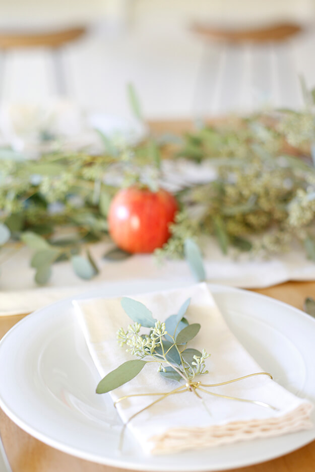 Simple, Elegant Thanksgiving Tablescape