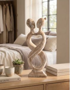Statue of a couple embraced: our couples in love in wood | Coco Papaya (2)