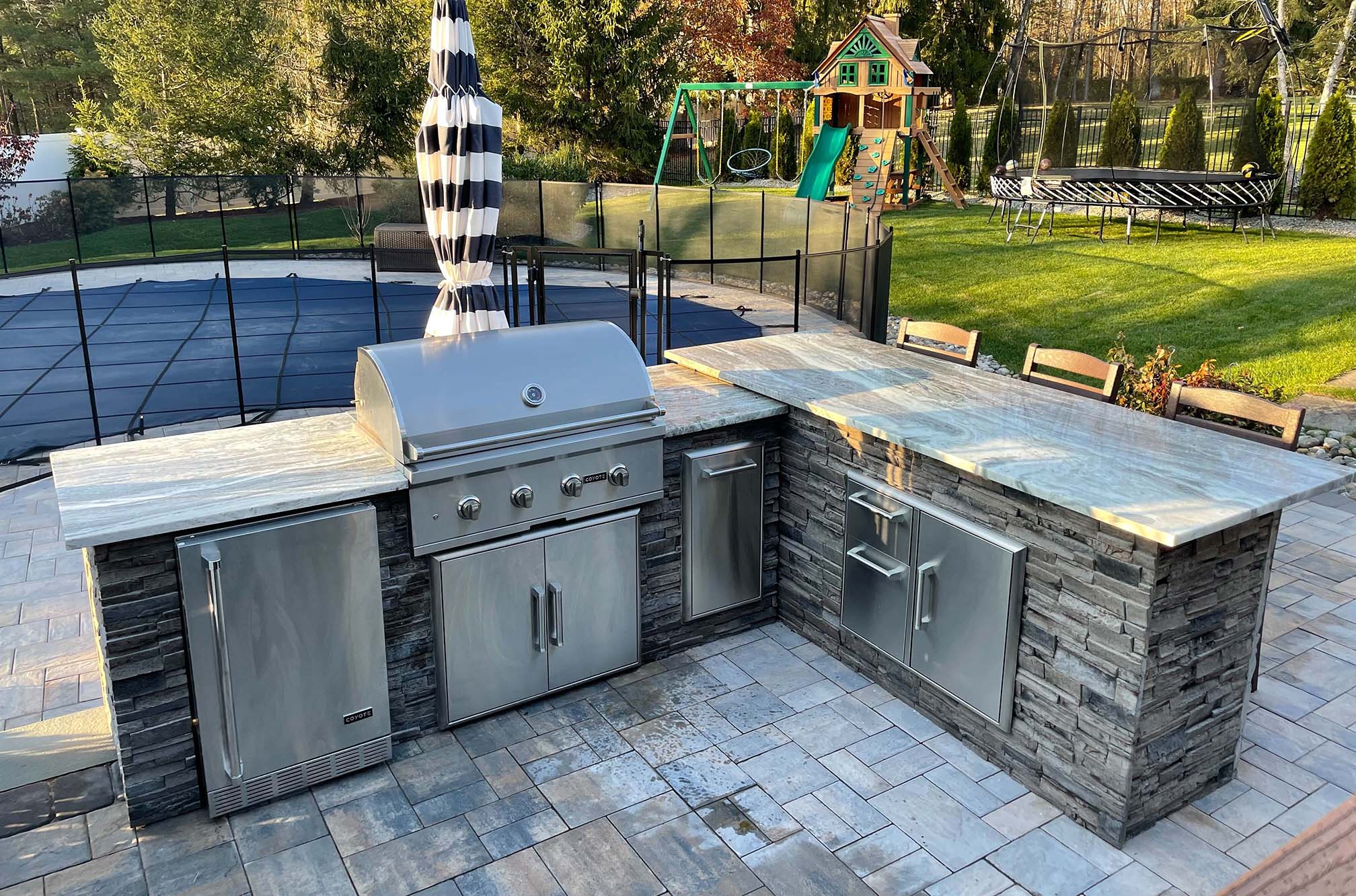 Stunning Surfaces Under the Sun: Outdoor Kitchen Countertops