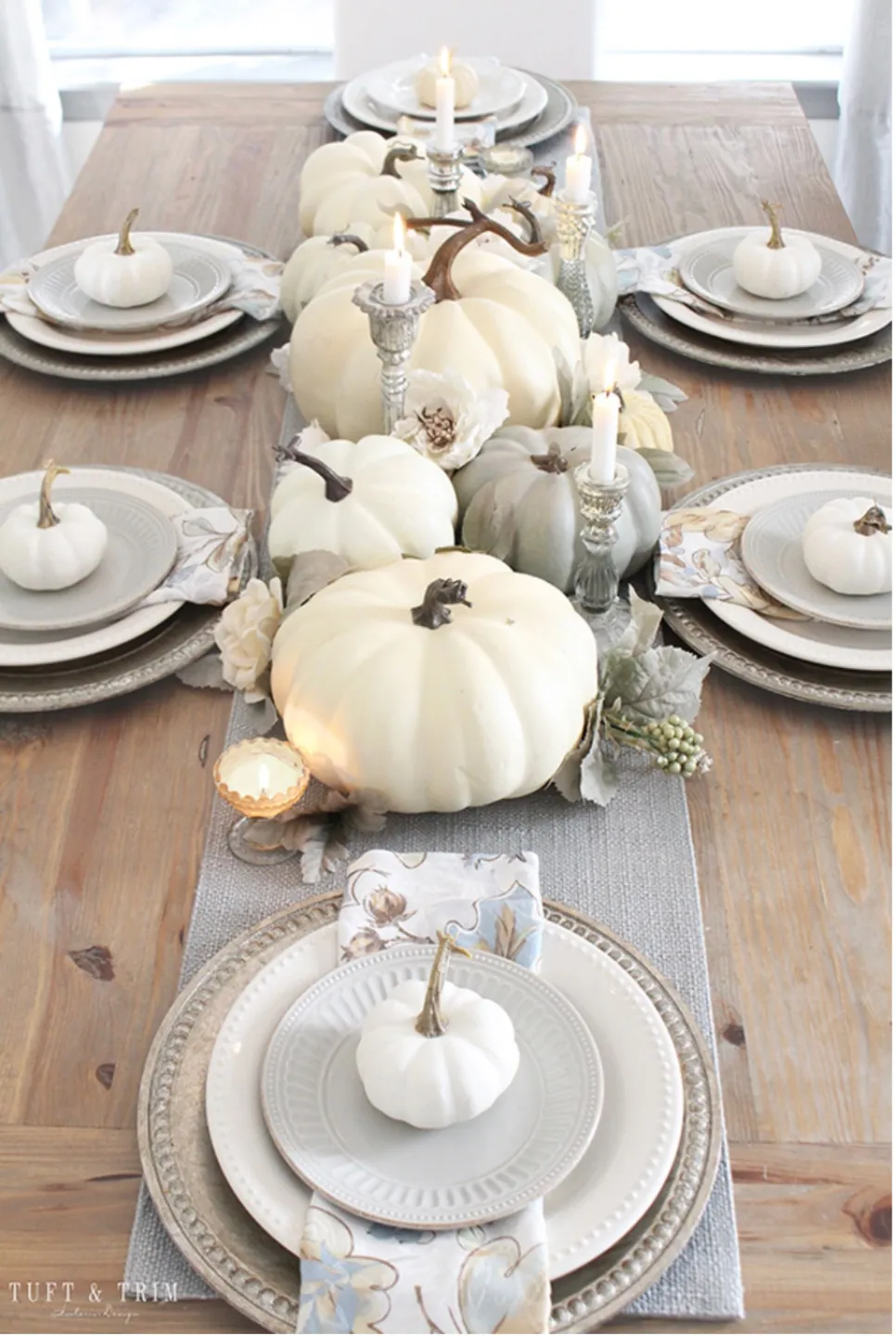 Thanksgiving Tablescape Ideas 2025: A Traditional Setting with a Modern Feel