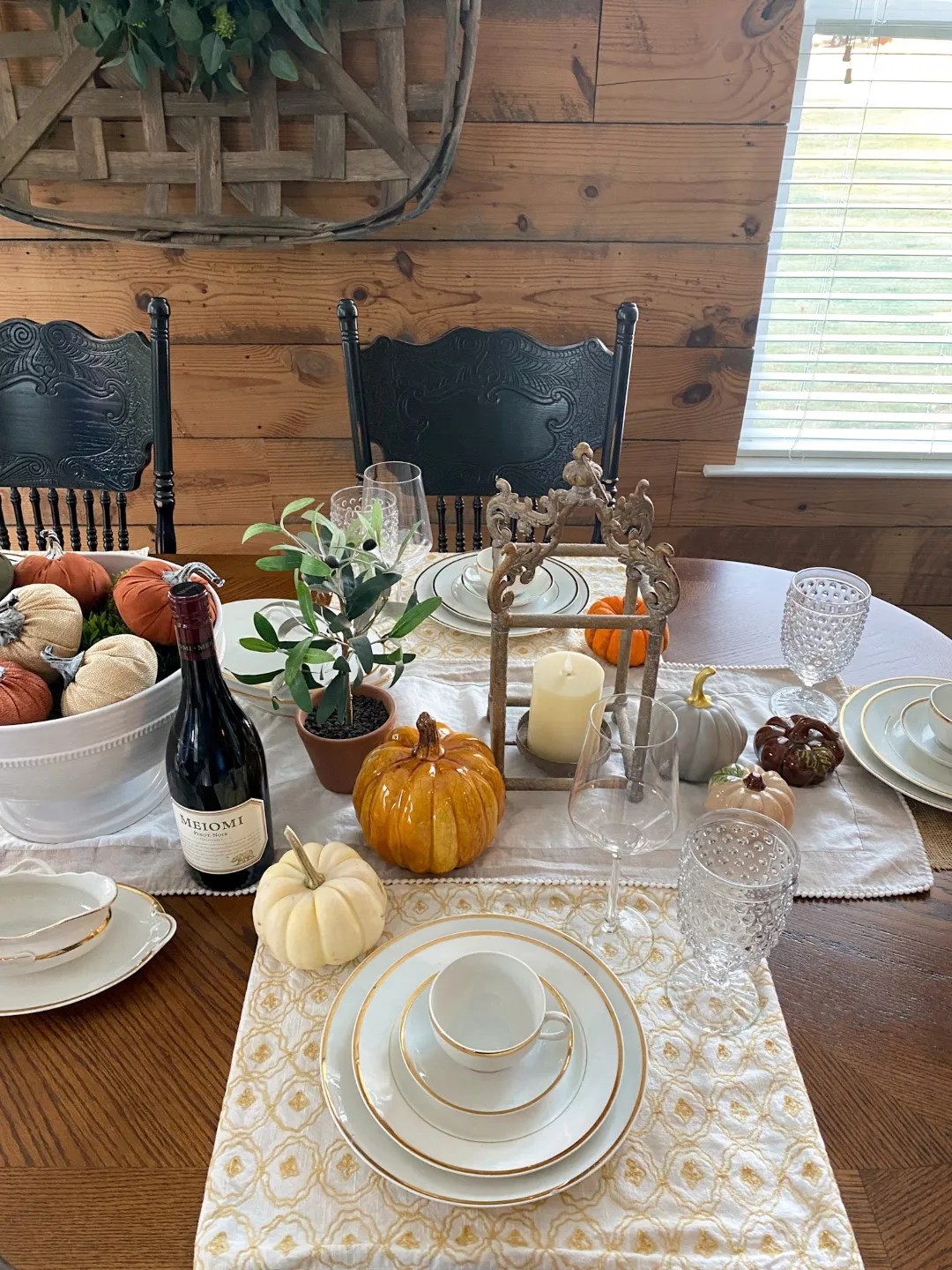 Thanksgiving Tablescape Ideas 2025: A Traditional Setting with a Modern Feel