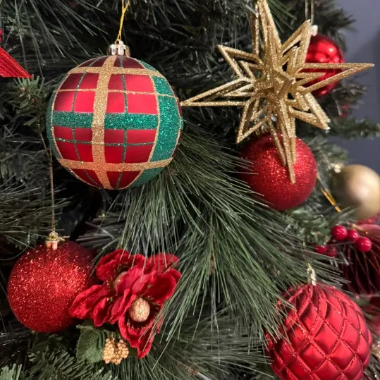 11 Red Christmas Tree Décor Trends to Try This Year | Masons Home Decor