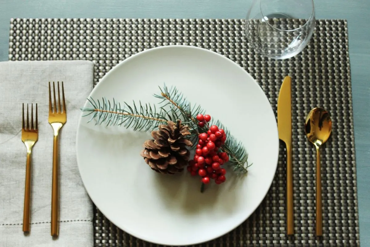11 Simple Yet Stunning Christmas Table Setting Ideas