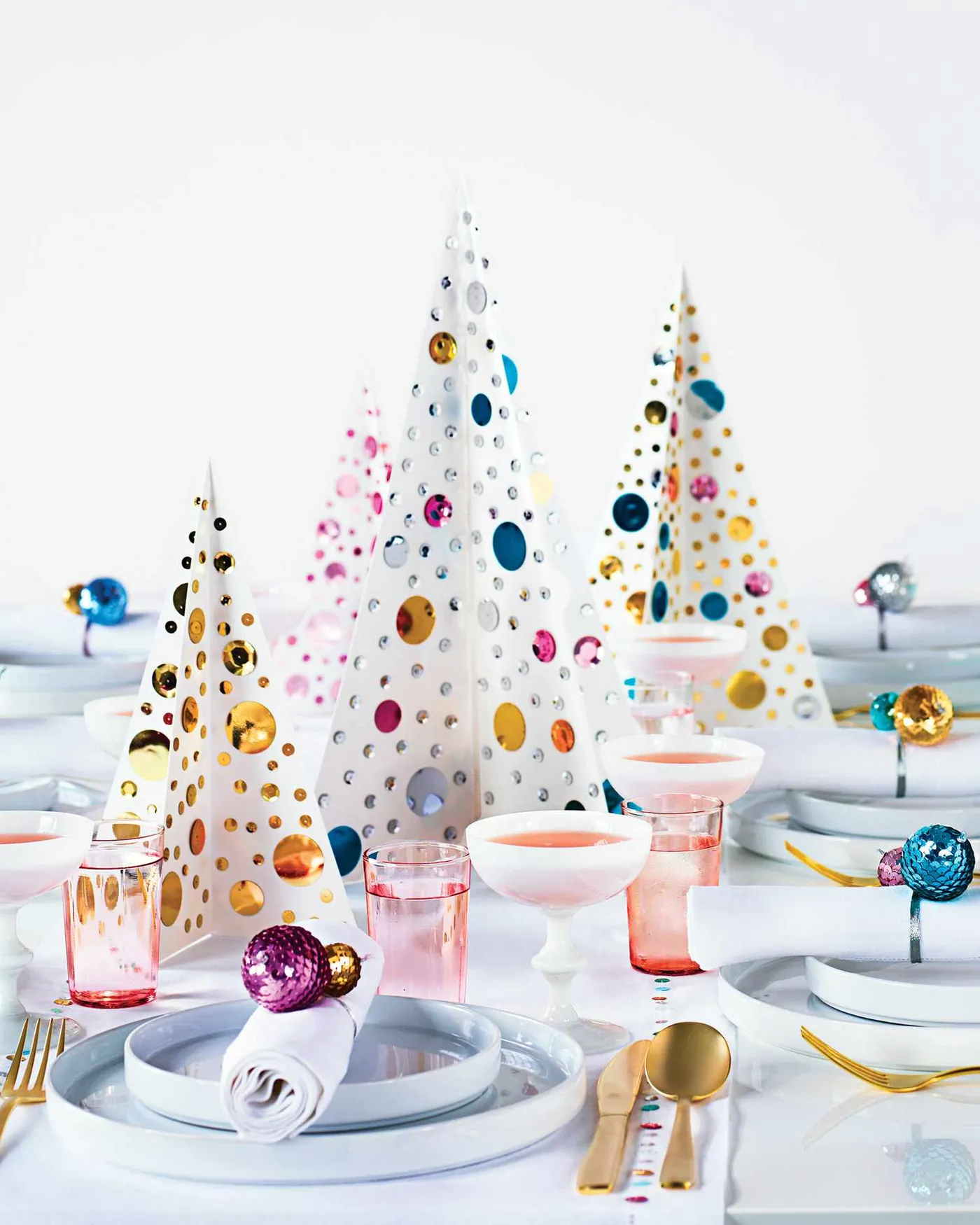 13 Christmas Table Setting Ideas That Will Enchant Your Guests