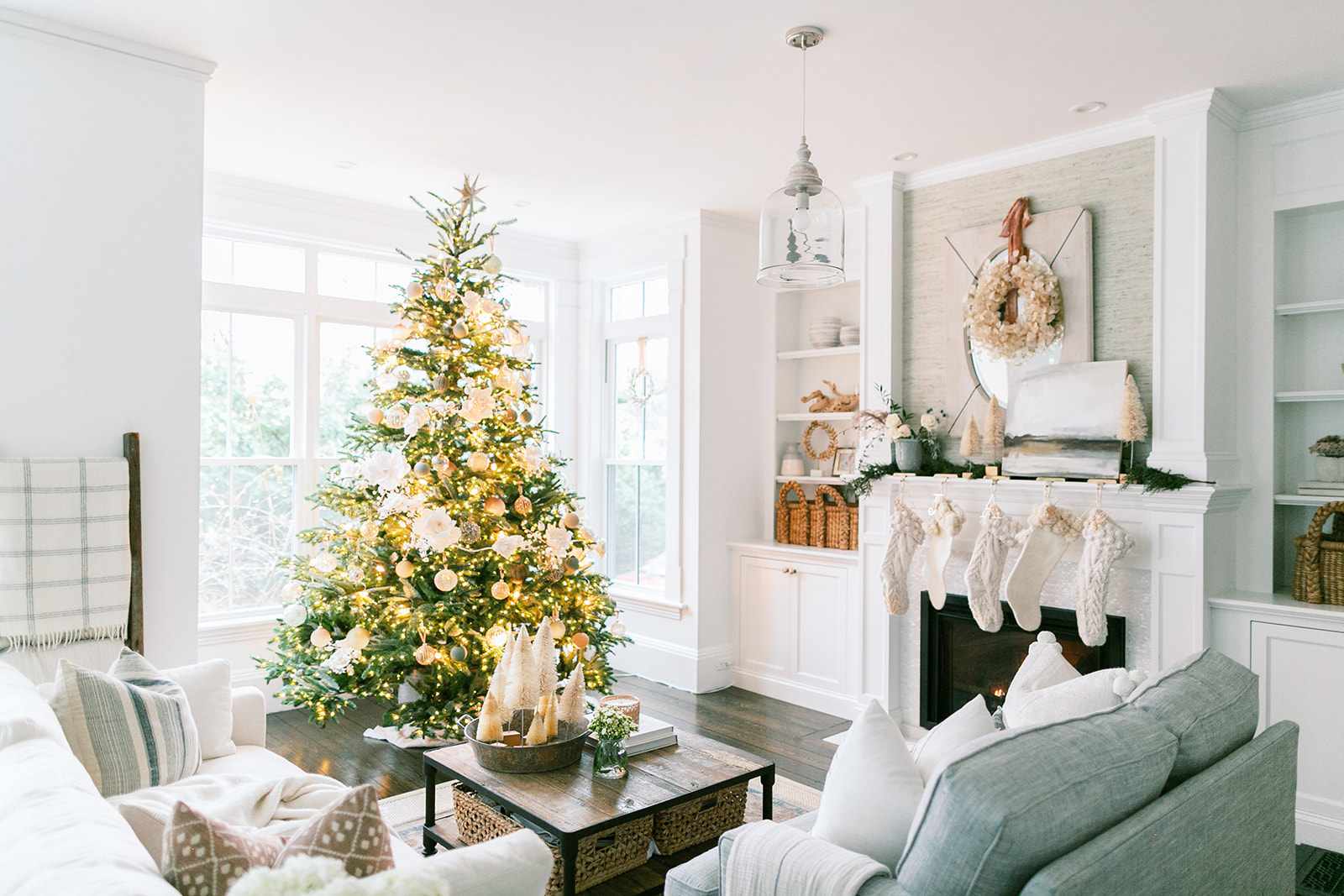 17 Tips for Decorating Your Coffee Table for Christmas This Year