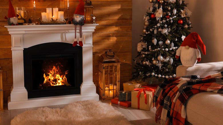 20 Christmas Mantel Decor Ideas For A Beautifully Festive Fireplace