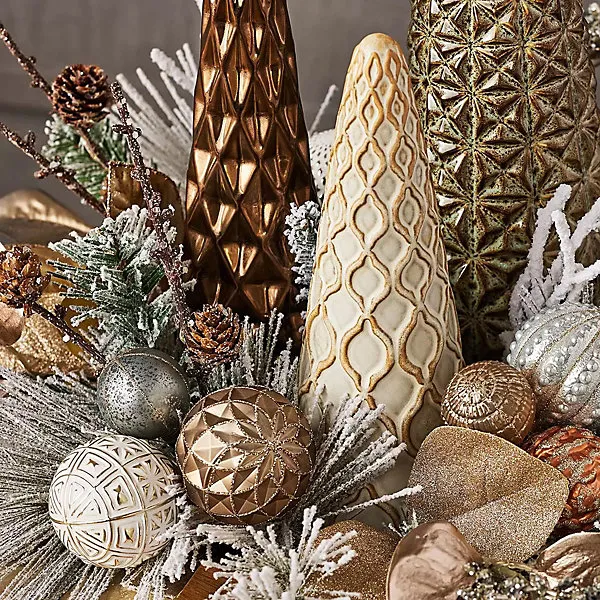 20' Pre-Lit Christmas Table Centrepiece with 35 LED Lights, Faux Greenery,  Pinecones & Berries, Battery
