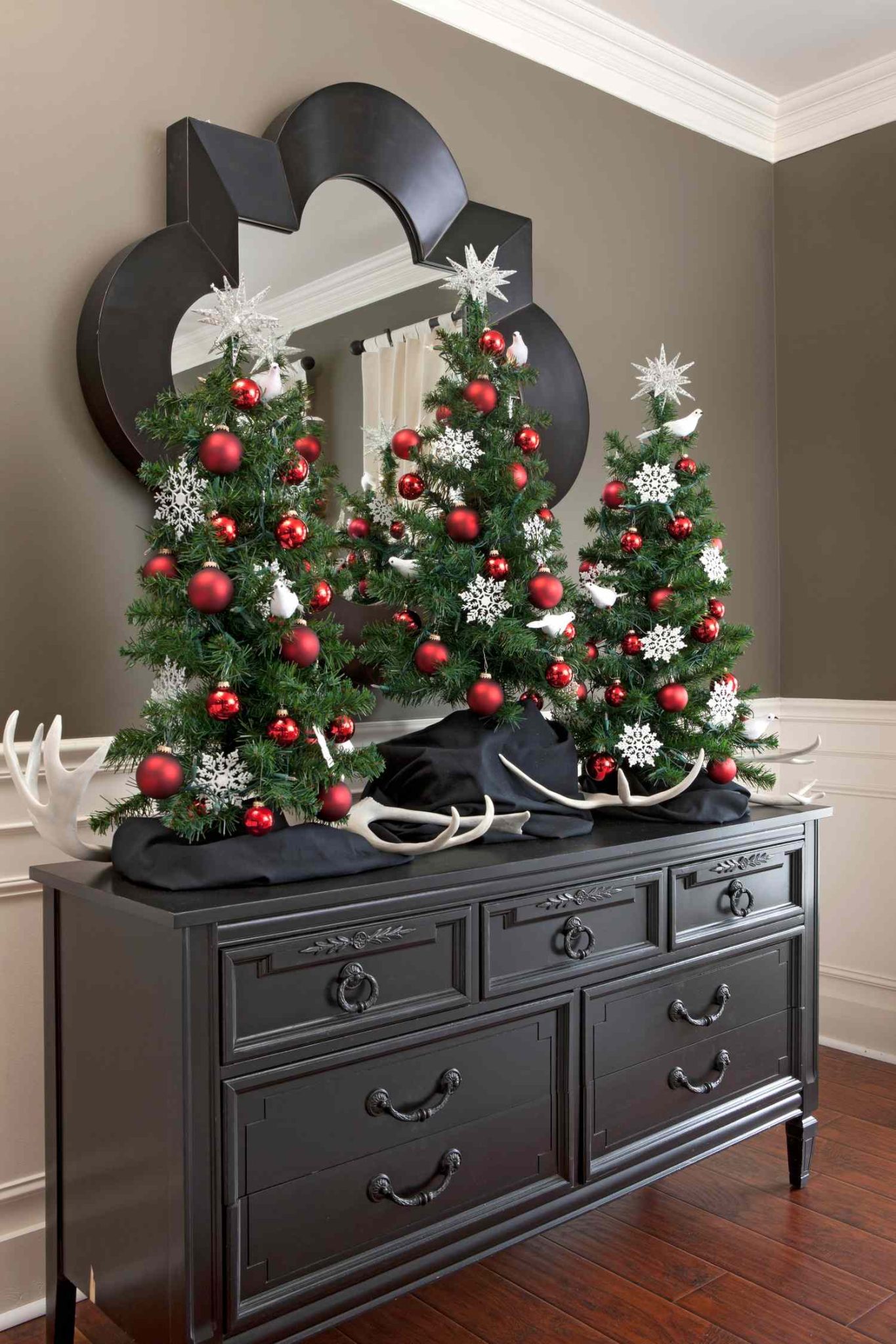22 Colorful Tabletop Tree Christmas Decorations for a Small Space