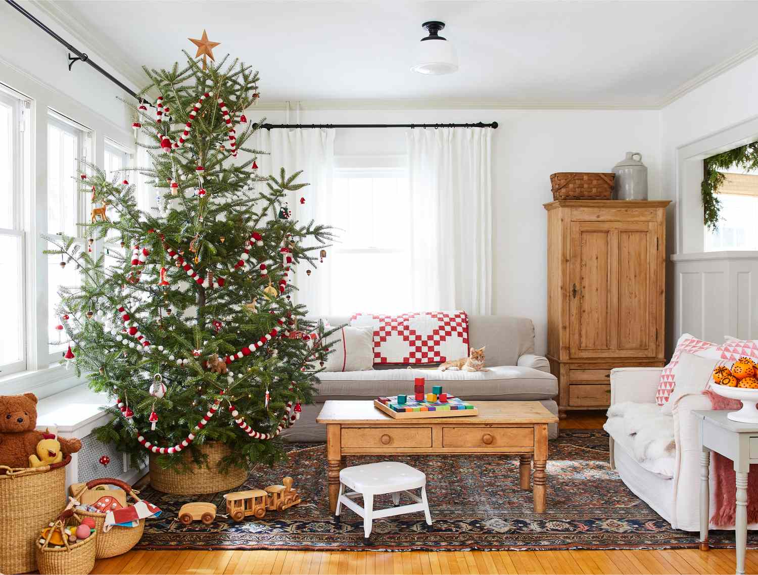 24 Red and White Christmas Decor Ideas for a Classic Holiday Home