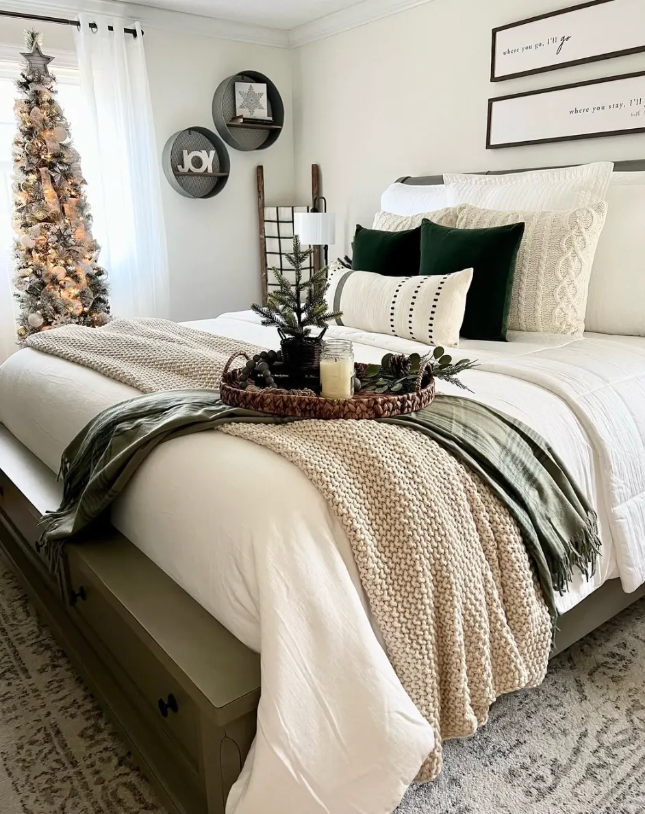 25 Farmhouse Christmas Bedroom Ideas for a Cozy Holiday Home