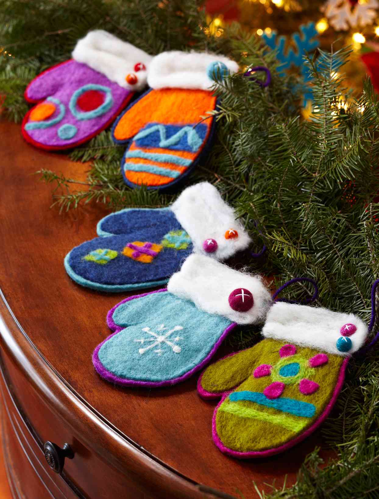 28 DIY Felt Ornaments for a Festive Christmas Tree