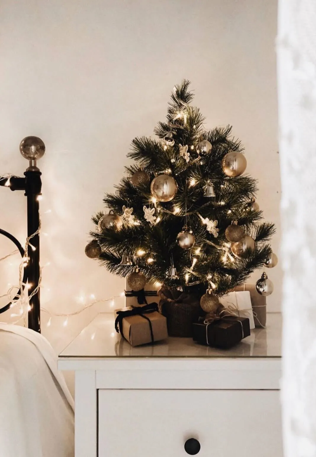 30 Christmas Tree Ideas for Small Places: Making the Holidays Cozy and  Bright