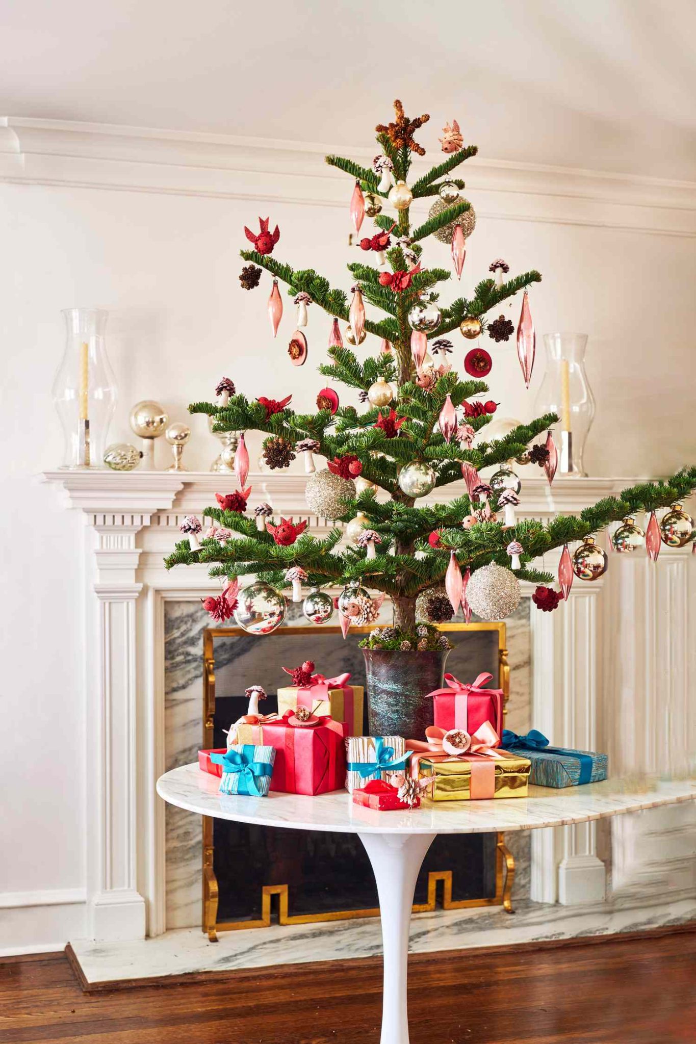 32 Festive Ideas for Decorating with Pinecones