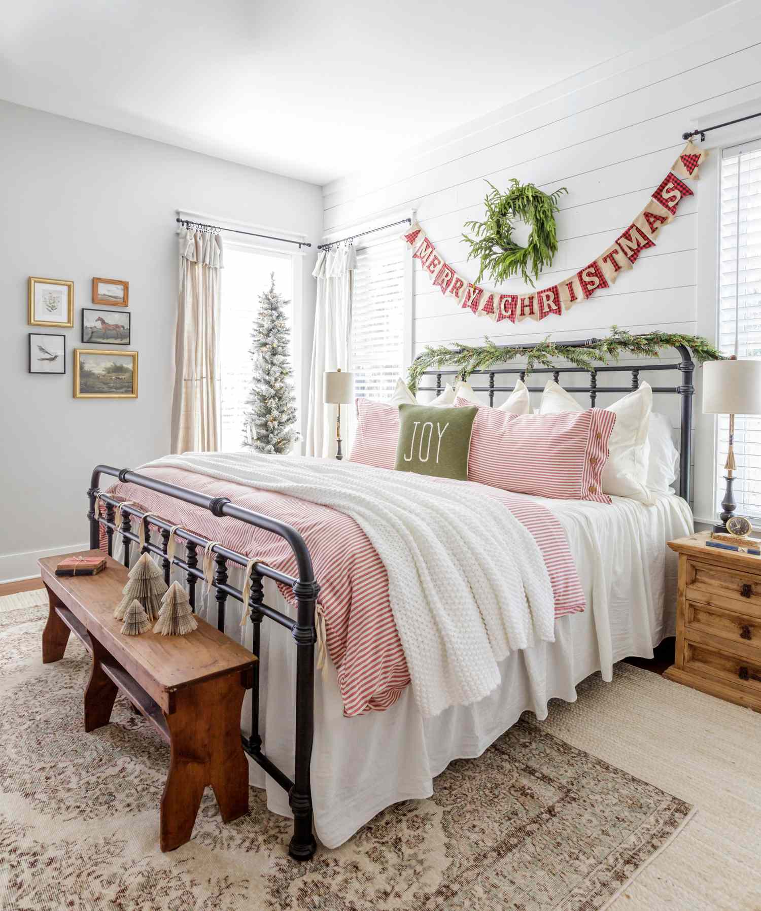 34 Cozy Christmas Bedroom Decor Ideas