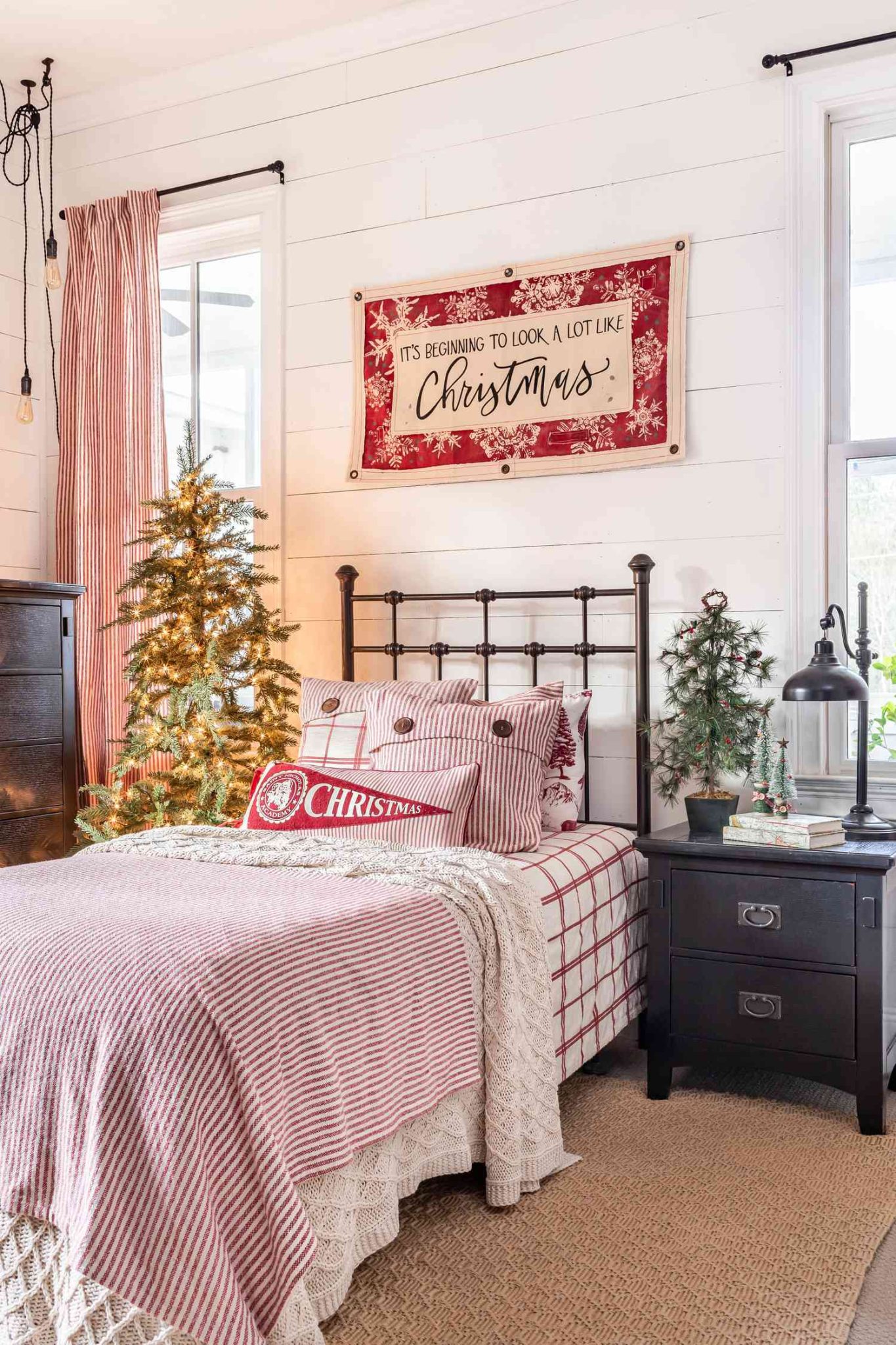 34 Cozy Christmas Bedroom Decor Ideas