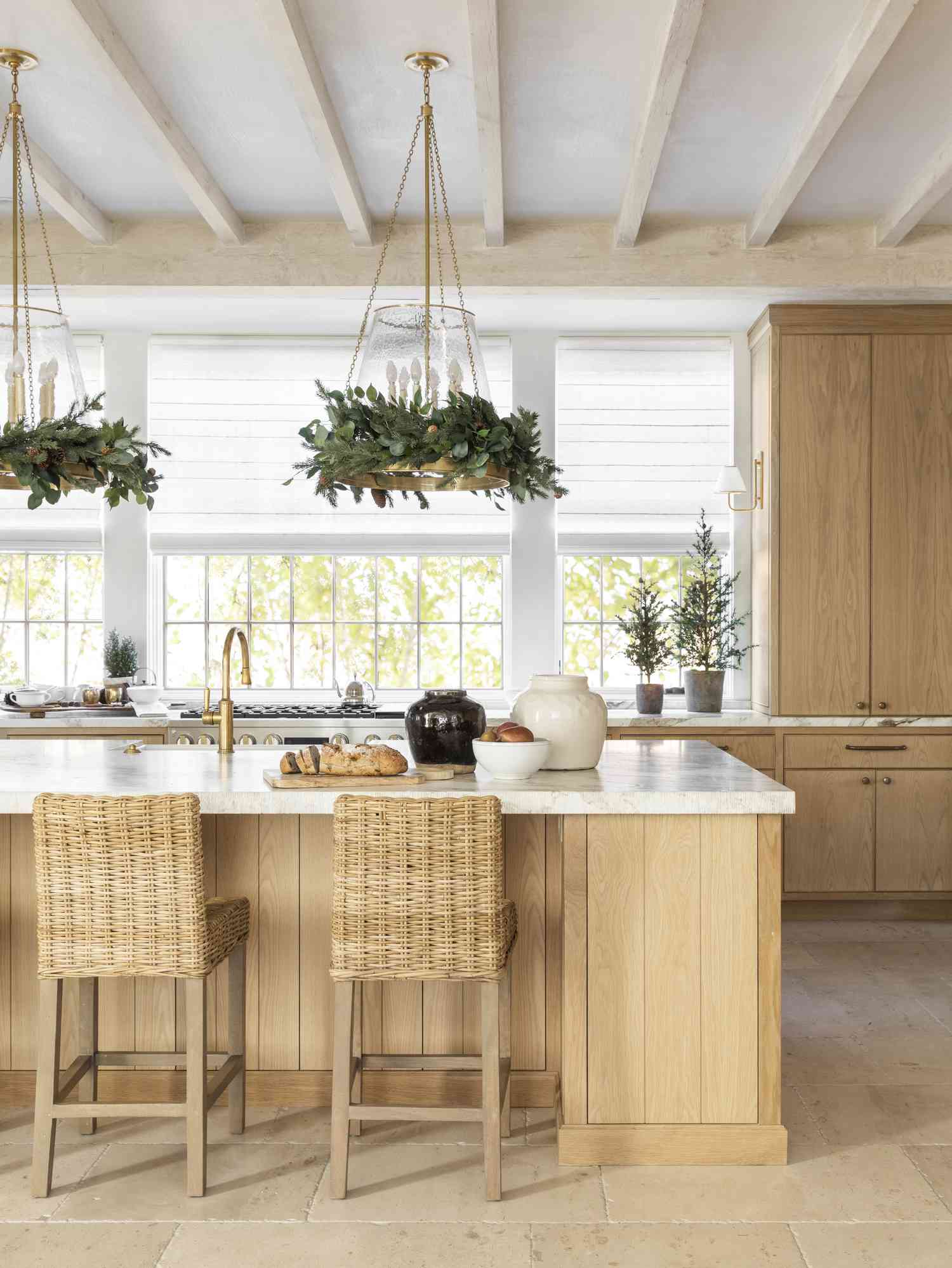 38 Christmas Kitchen Decor Ideas For Extra Holiday Cheer While Cooking
