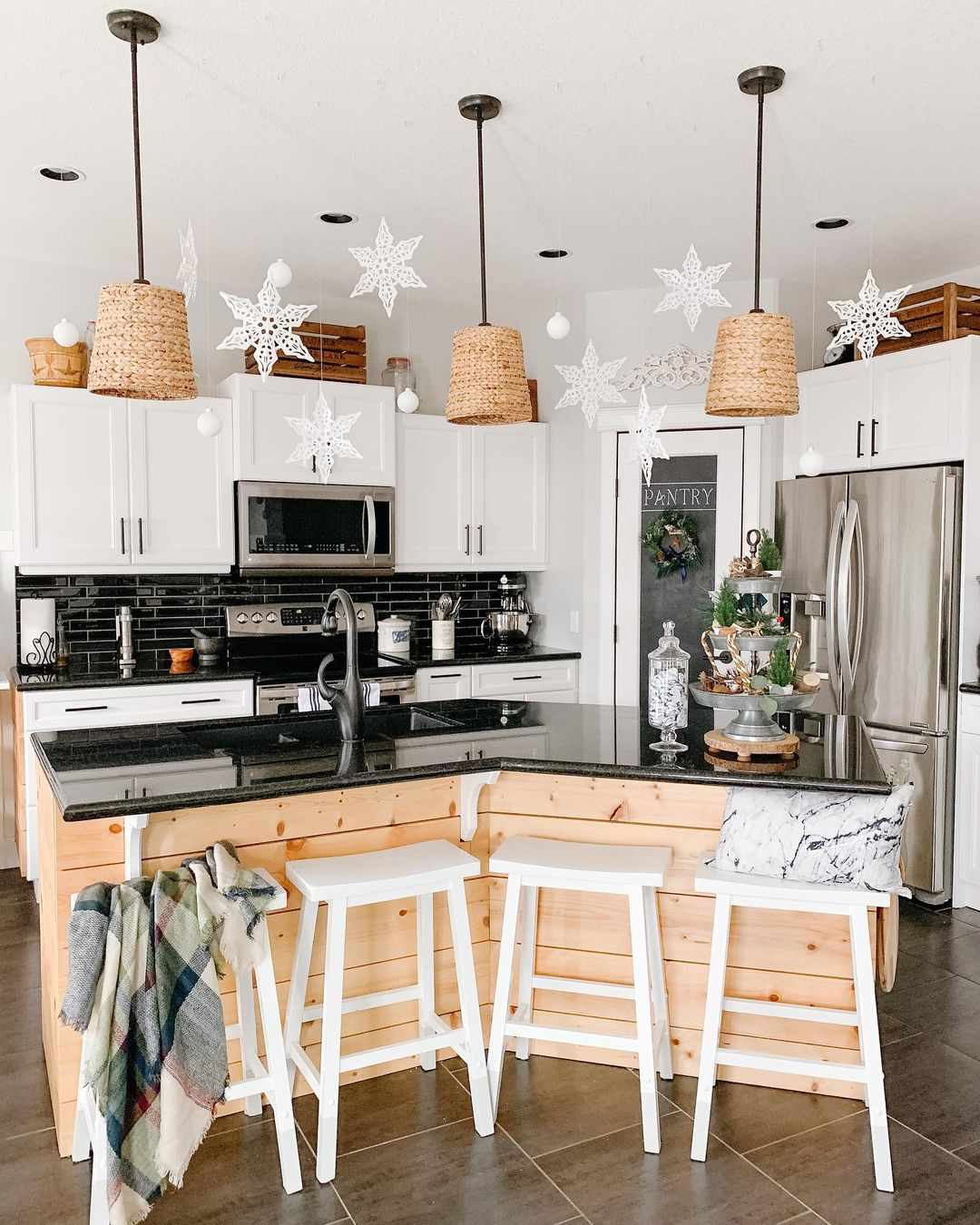 38 Christmas Kitchen Decor Ideas For Extra Holiday Cheer While Cooking