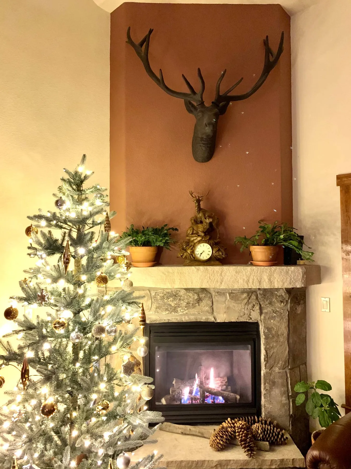 38 Christmas Mantel Ideas, From Traditional to Modern - Parade Home & Garden