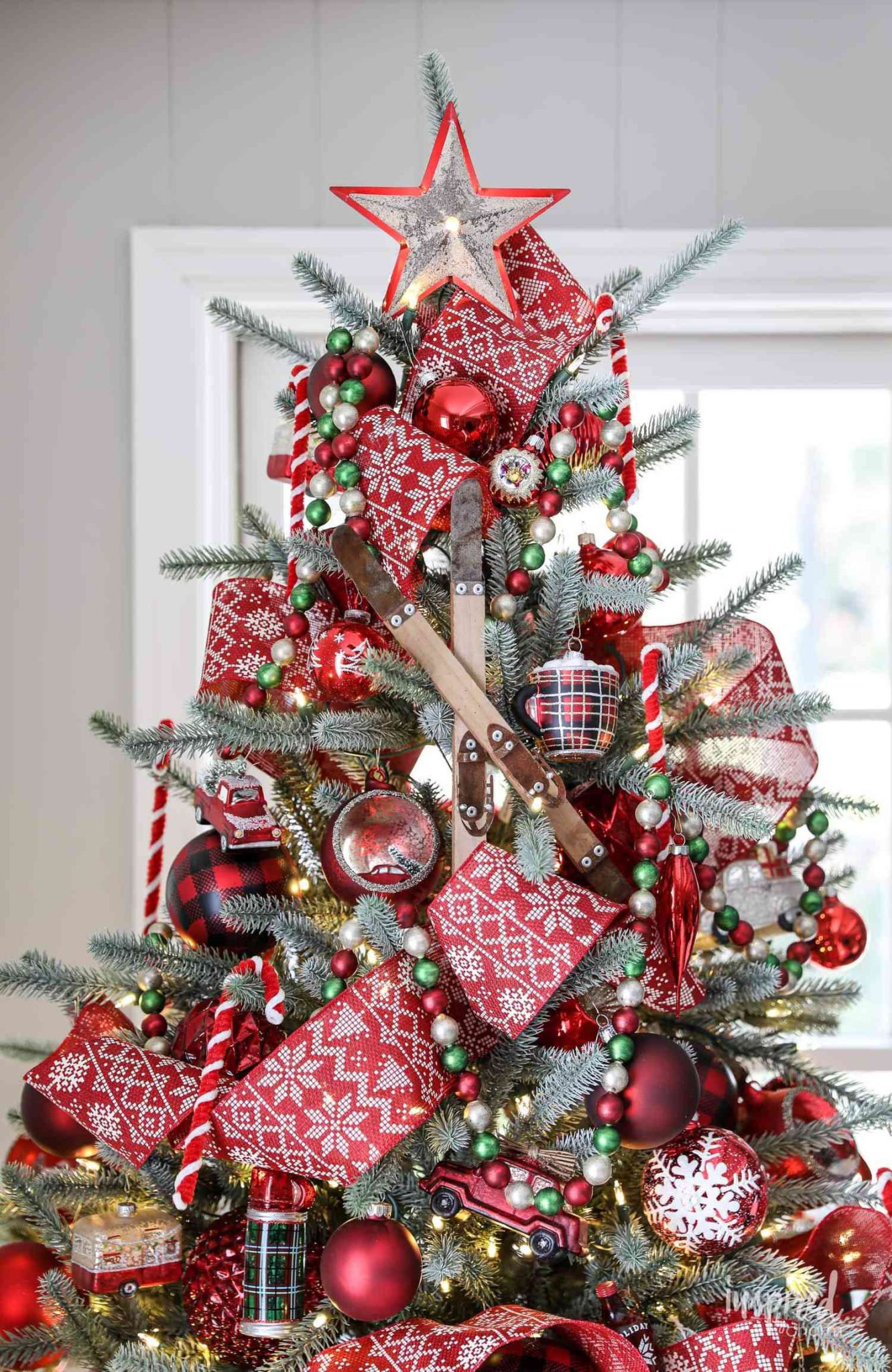 38 Christmas Tree Ribbon Ideas for a New Take on a Classic Look