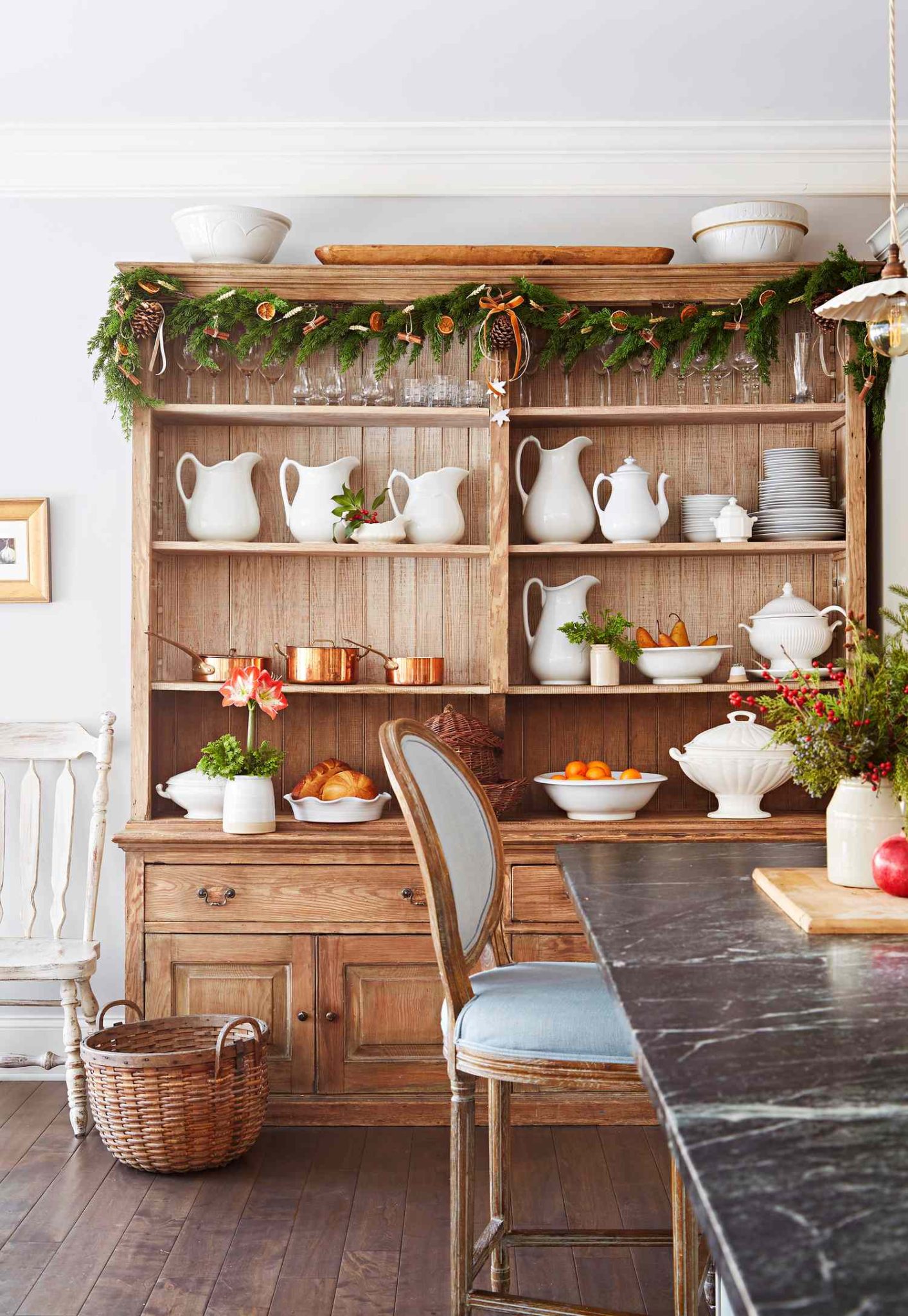 38 Cozy Christmas Decorating Ideas for the Kitchen