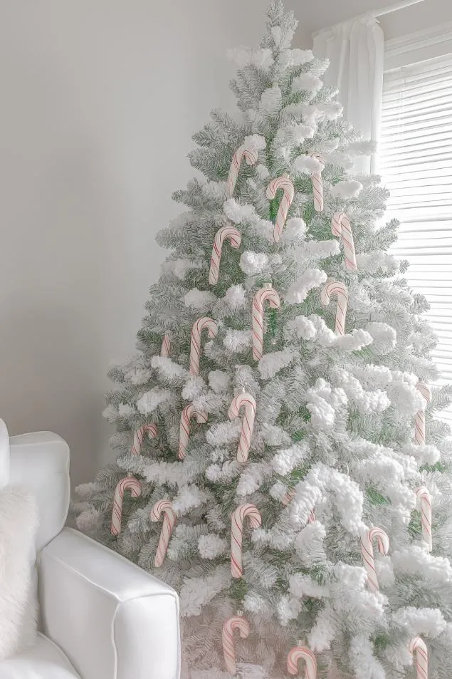 39 White Christmas Tree Decorations for a Festive Holiday Display