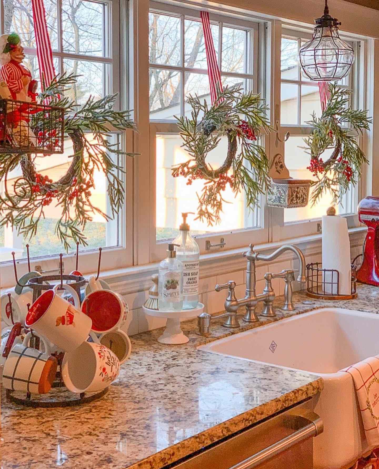 46 Christmas Window Decorating Ideas for a Festive Feeling Outdoors