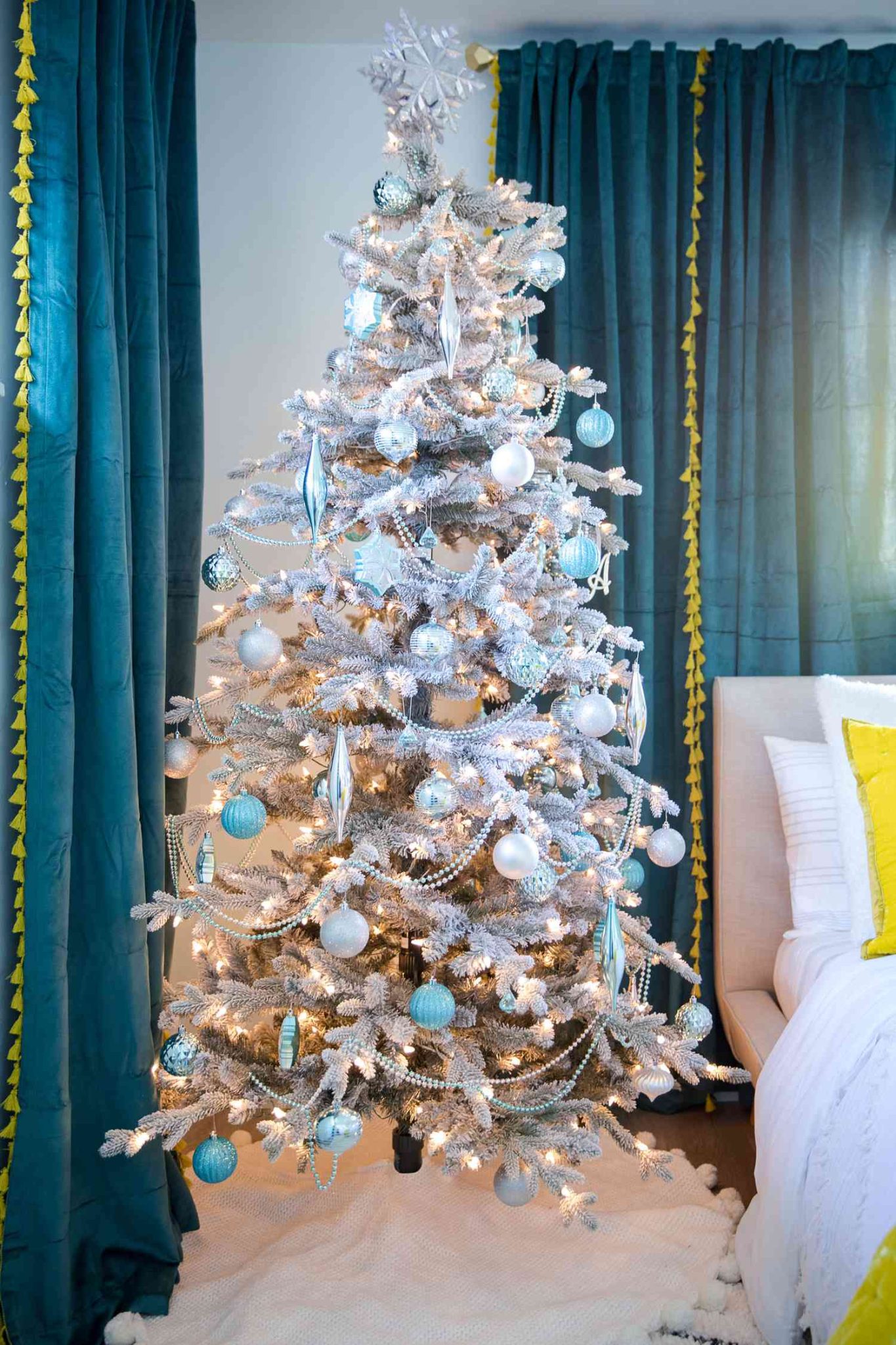 47 Christmas Tree Themes For an Elevated Look That Will Impress Your Guests