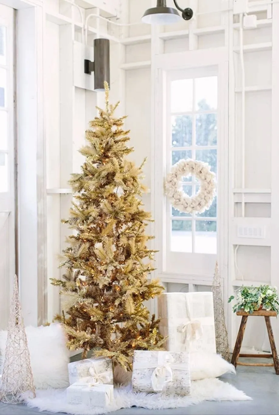 47 Christmas Tree Themes For an Elevated Look That Will Impress Your Guests