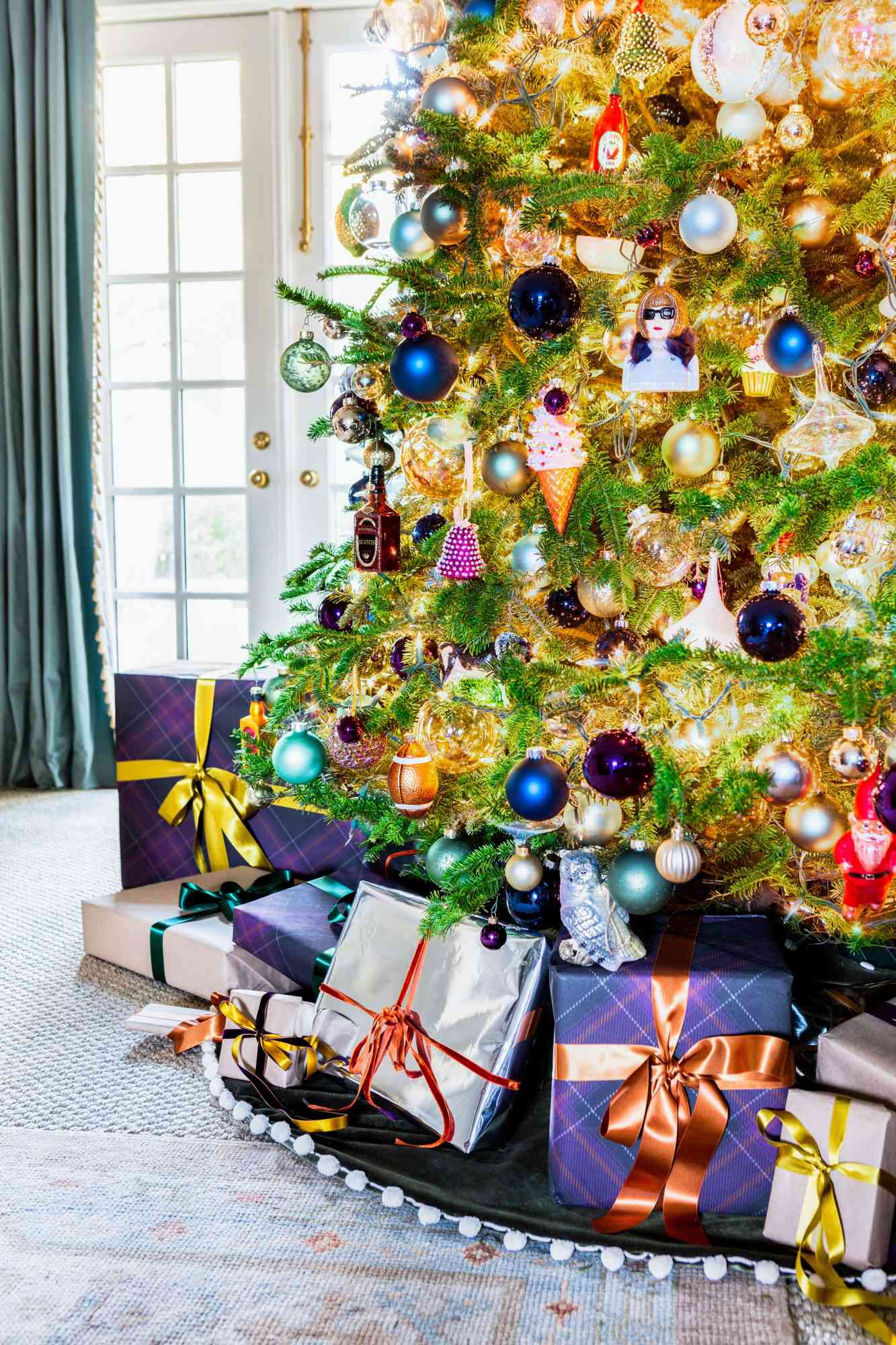 48 Best Living Room Christmas Decorating Ideas