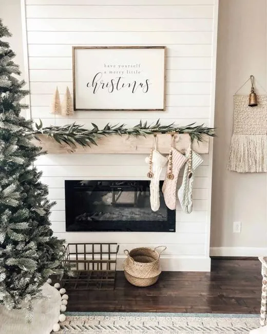55 Unique Christmas Ideas for Beautiful Fireplace Decorating