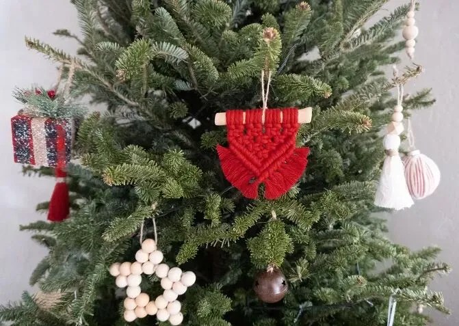 6 Cute Macrame & Yarn Ornaments For Your Christmas Tree | Hometalk