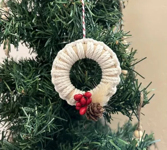 6 Cute Macrame & Yarn Ornaments For Your Christmas Tree | Hometalk
