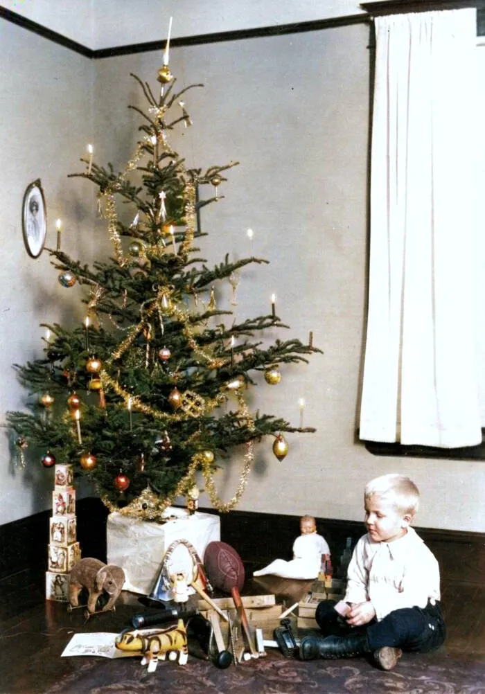 66 Colorized Vintage Christmas Photos From Yuletides Past