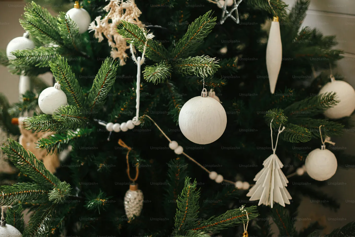 A christmas tree with ornaments hanging from it photo – Christmas Image on Unsplash