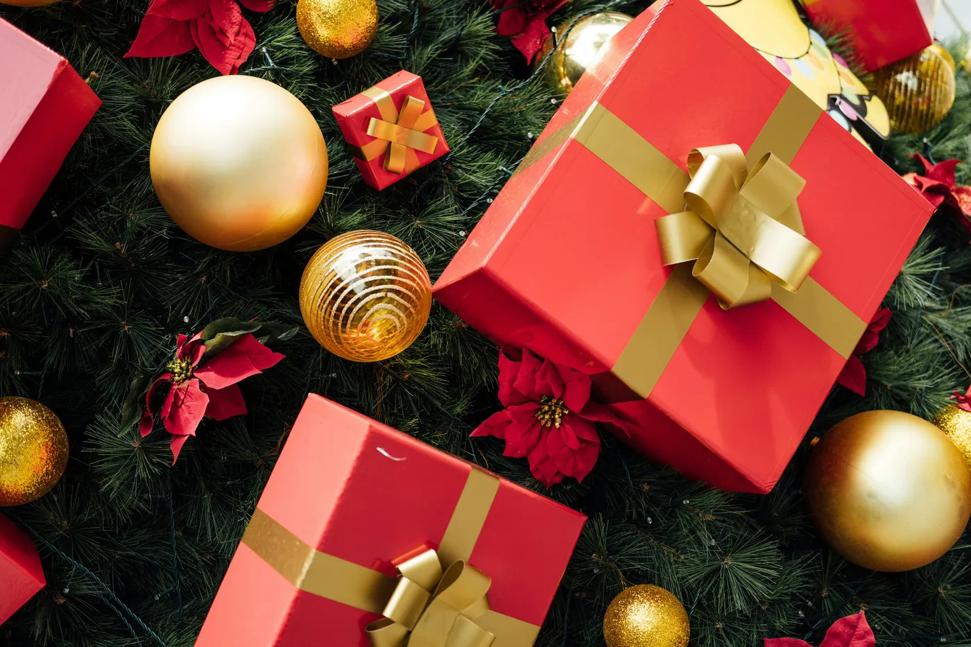 A christmas tree with red and gold presents - Free Photo on Unsplash