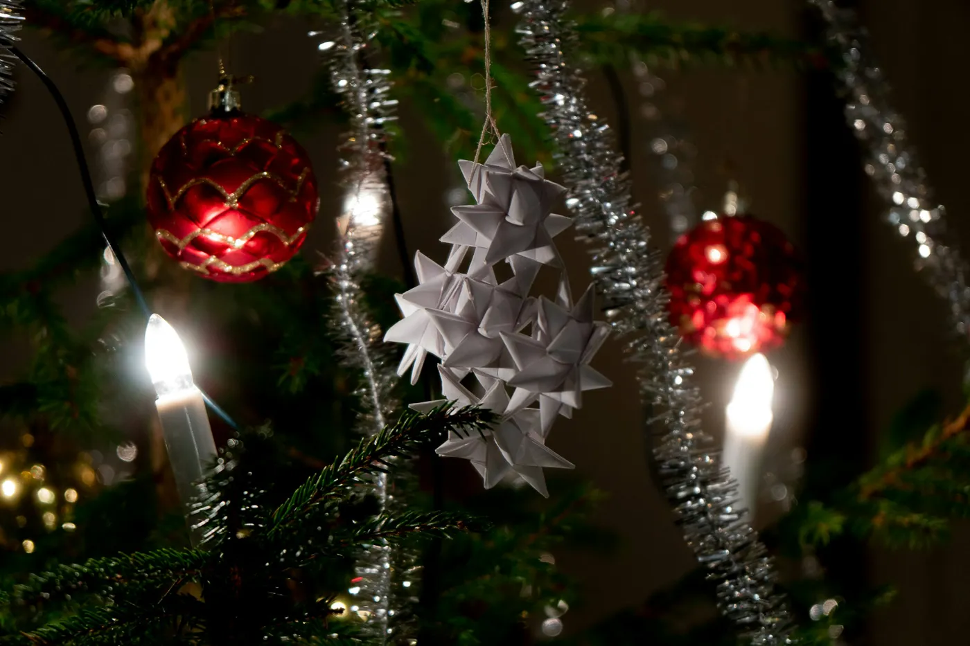 A close up of a christmas tree with ornaments - Free Photo on Unsplash