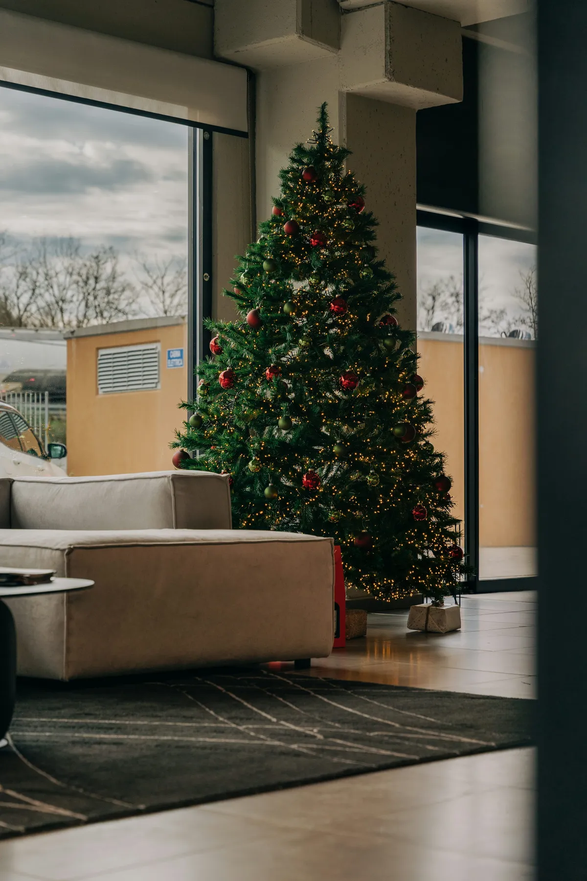 A decorated christmas tree in a modern lobby - Free Photo on Unsplash