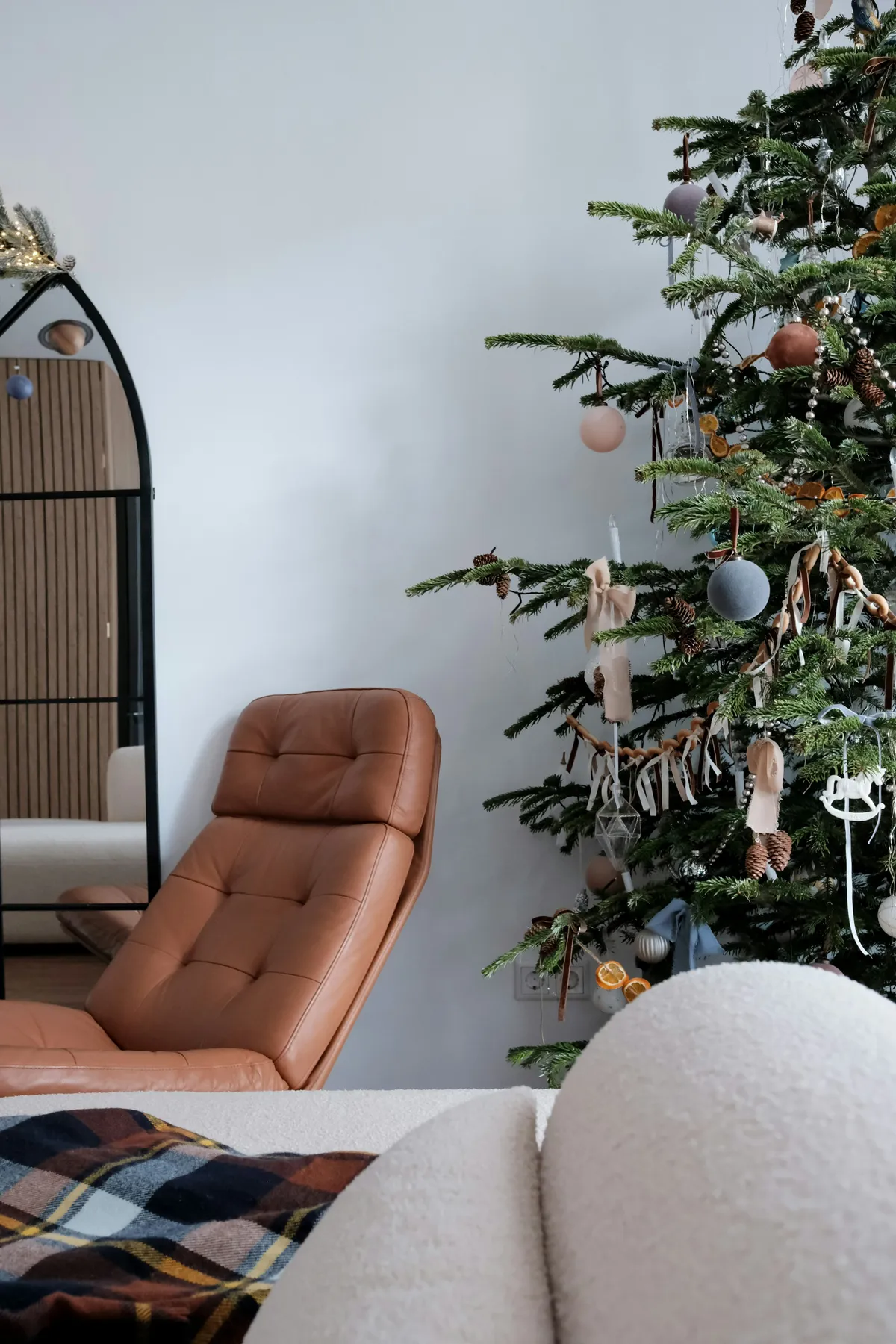 A decorated christmas tree next to a leather armchair. photo – Free Christmas tree Image on Unsplash