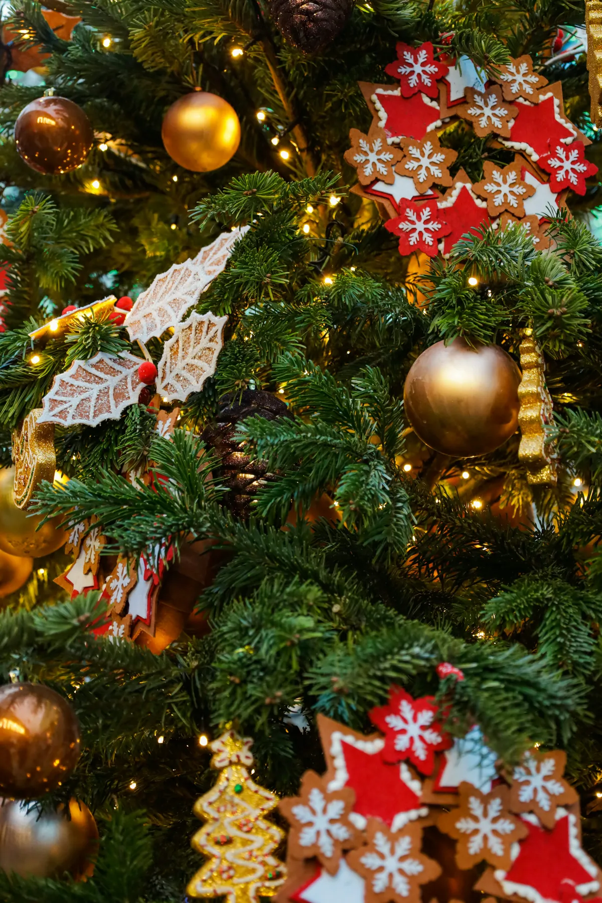 A decorated christmas tree with ornaments and gingerbread cookies - Free  Photo on Unsplash