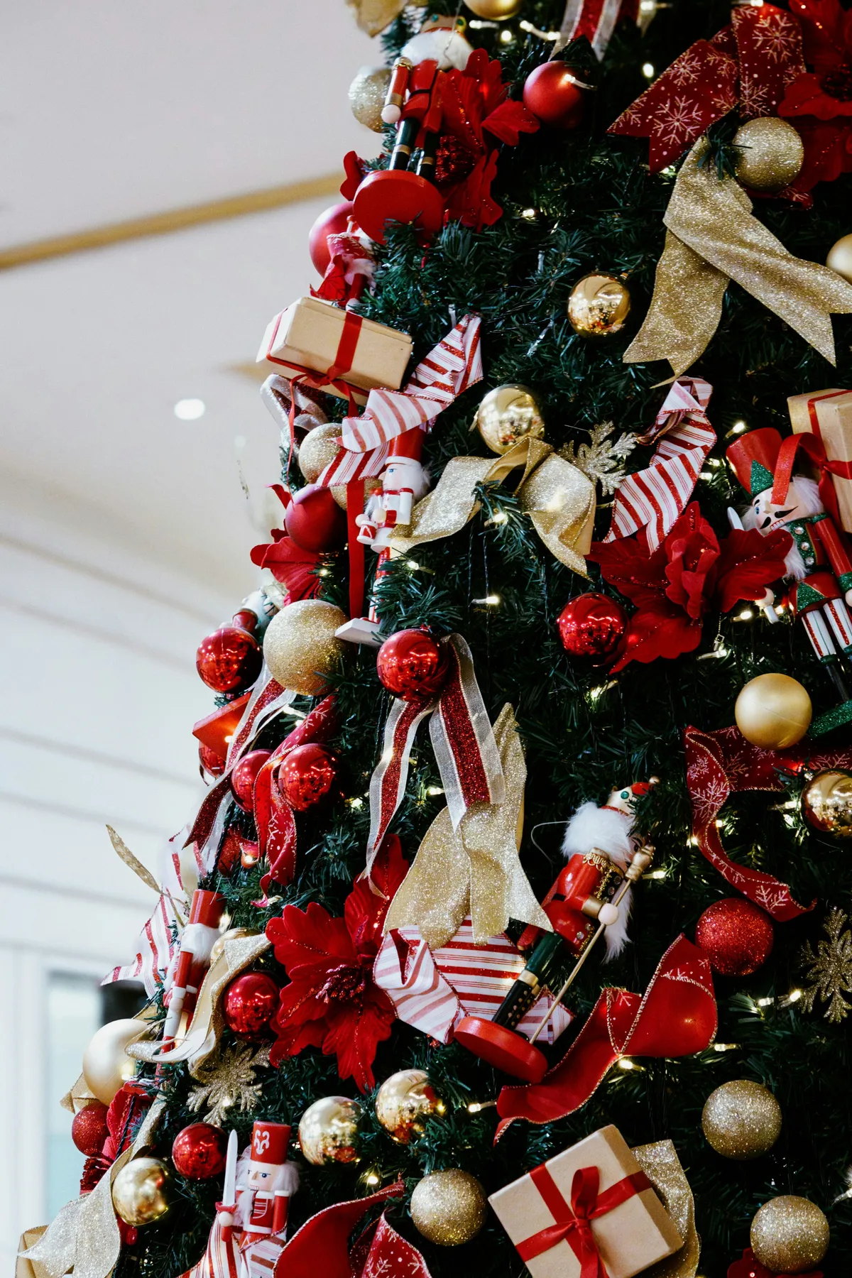 A decorated christmas tree with red and gold ornaments - Free Photo on  Unsplash