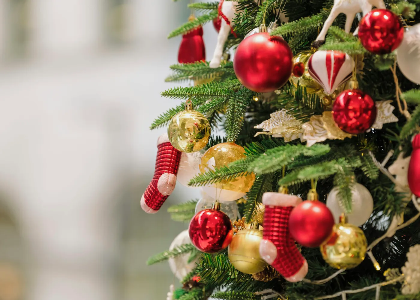 A decorated christmas tree with red and gold ornaments - Free Photo on  Unsplash