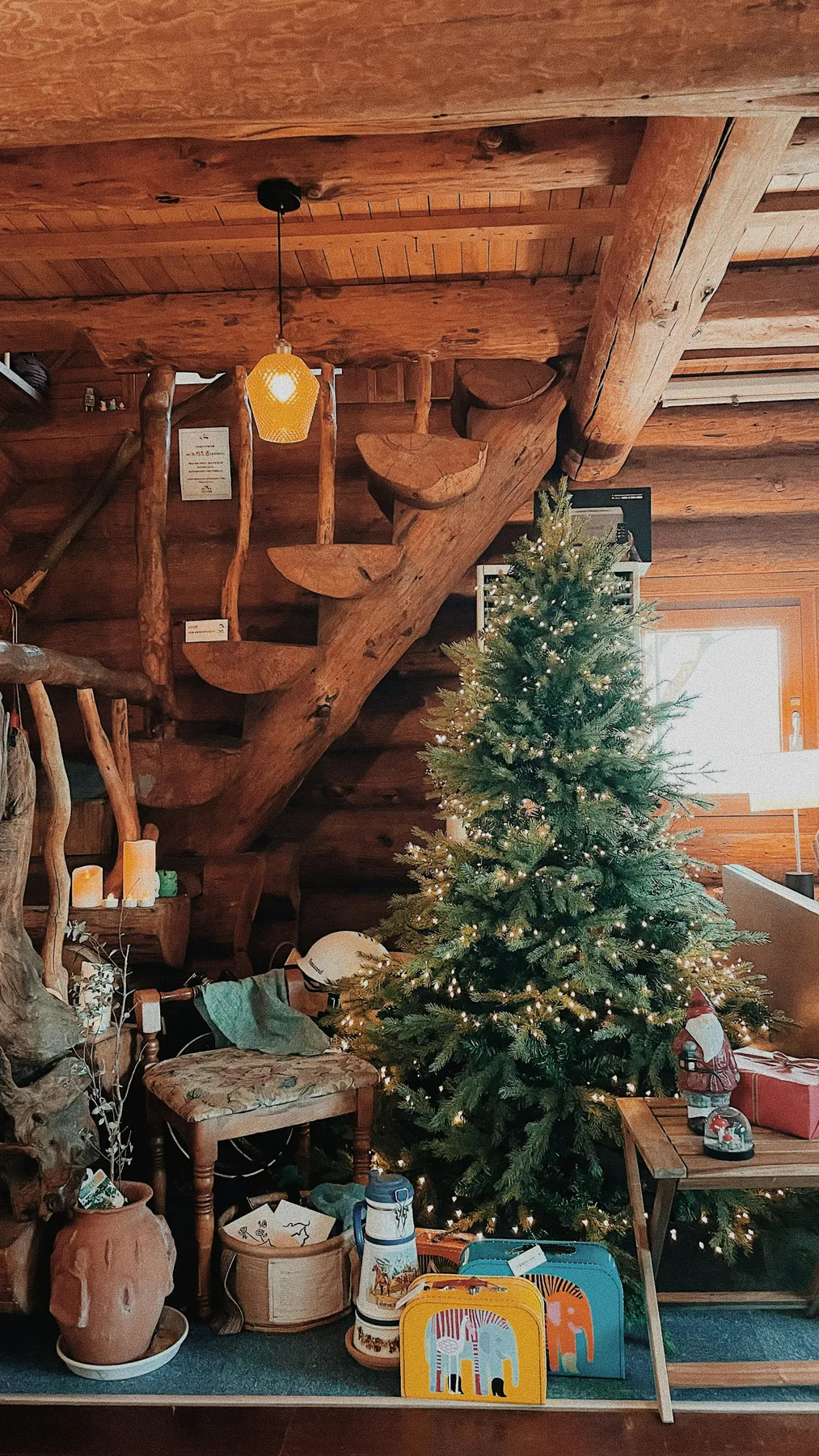 A living room with a christmas tree in the corner - Free Photo on Unsplash