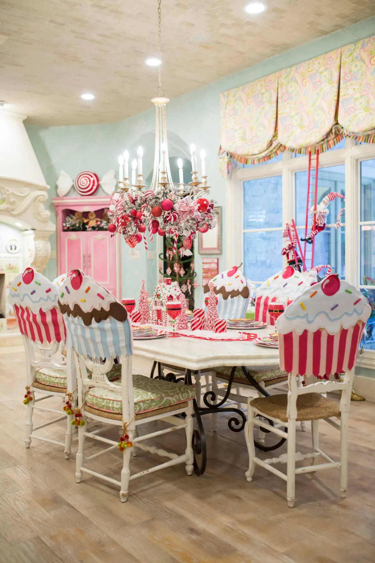 A Peppermint Christmas Breakfast Room | Turtle Creek Lane