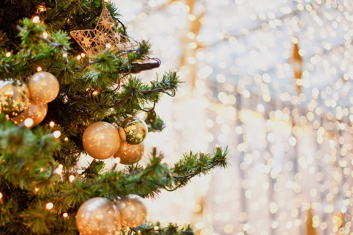 A Quick History of Christmas Lights: Bright Beginnings