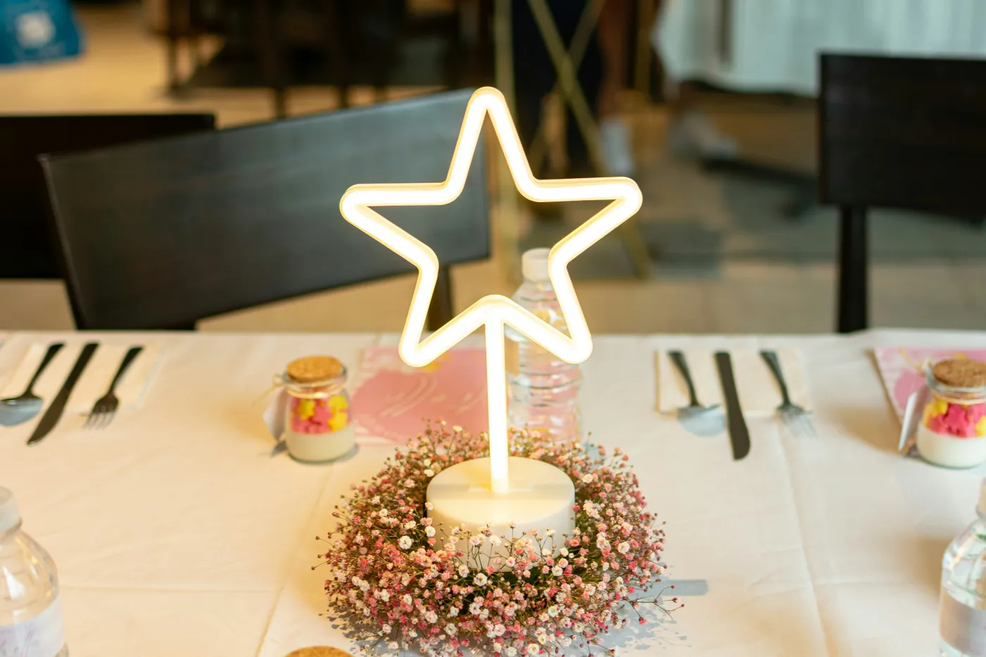 A star-shaped neon light centerpiece on a table