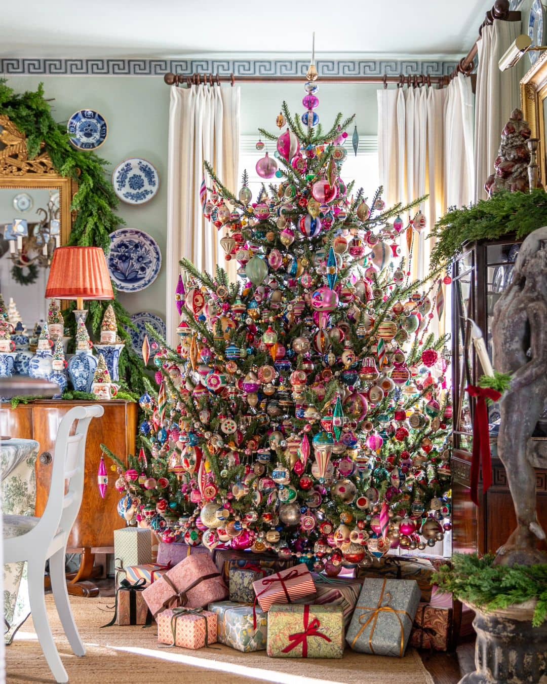 Aesthetic Christmas Tree Vintage Nostalgic Holiday Decor: Creating Your  Dream Vintage Christmas Tree
