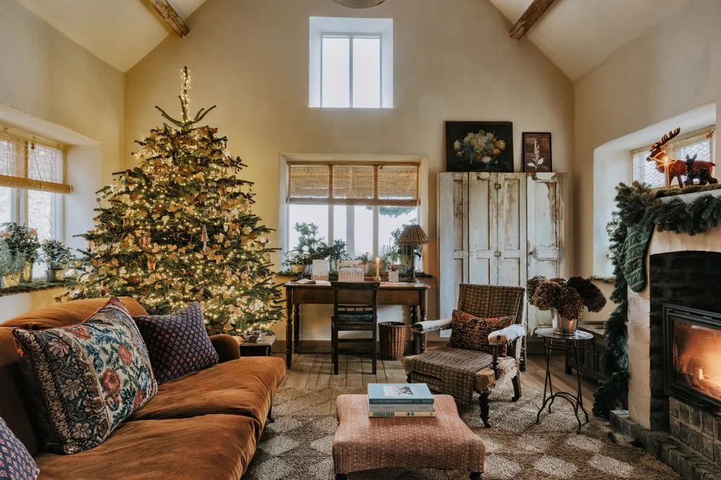Amanda Brooks' charming Cotswold guest cottage decorated for Christmas |  House & Garden