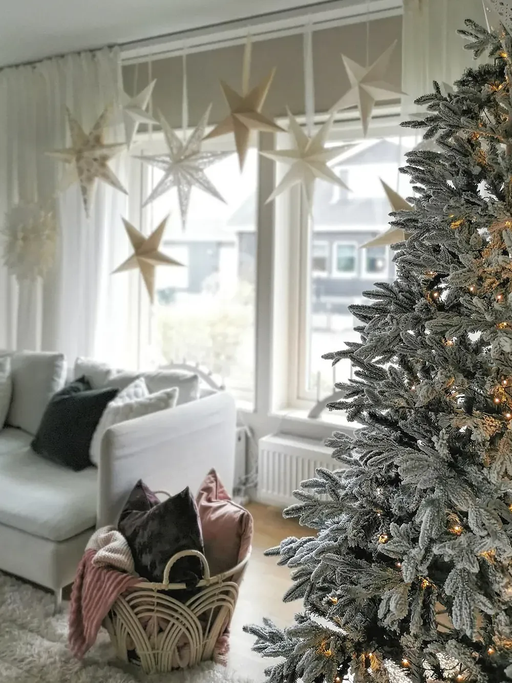Artificial Snowy Christmas Tree BASSIE 210 cm White - Beliani.no
